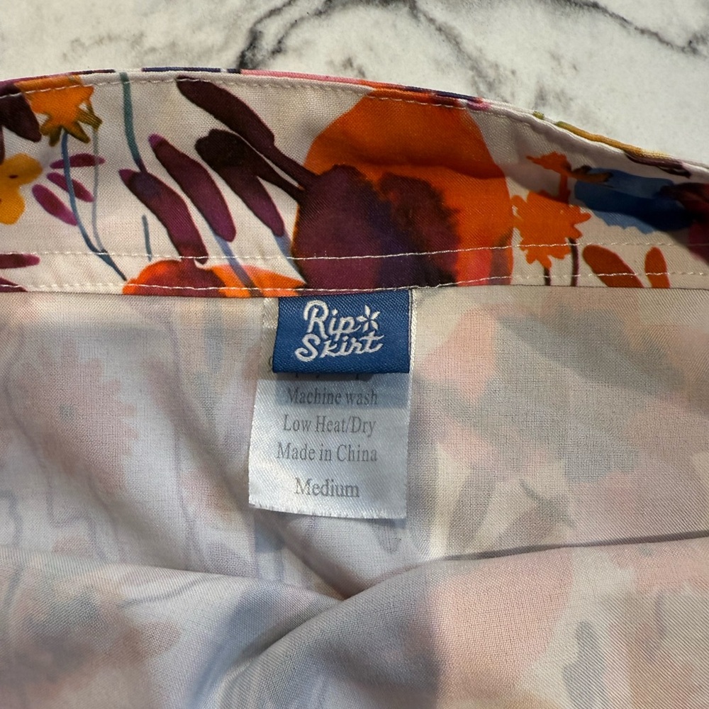 Vibrant Floral wrap skirt with Velcro - Picture 3 of 3